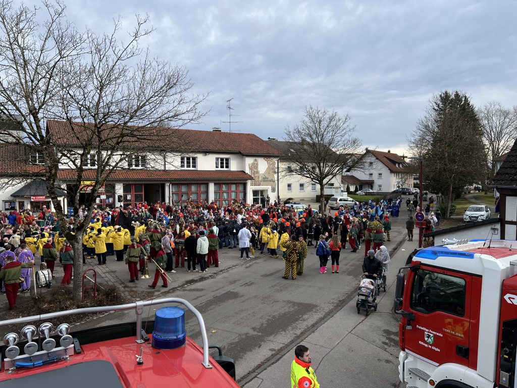 Hof der Feuerwehr Kißlegg. Mit vielen Hästrägern anlässlich des Narrensprungs 2024. Im Vordergrund ist sichtbar, dass die Aufnahme vom Dach eines Feuerwehrfahrzeugs erfolgte